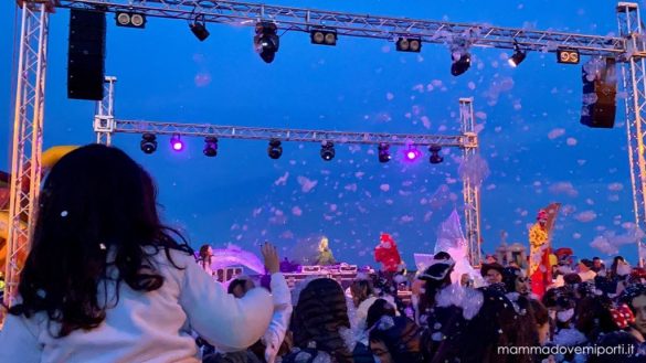 Carnevale Giuliese lancio della schiuma dal palco