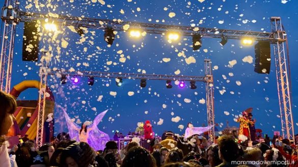 Carnevale Giuliese lancio della schiuma dal palco