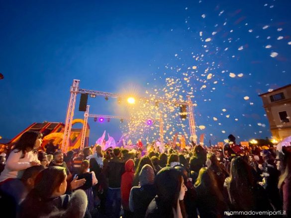 Carnevale Giuliese lancio della schiuma dal palco