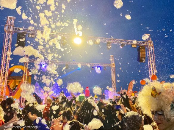 Carnevale Giuliese lancio della schiuma dal palco