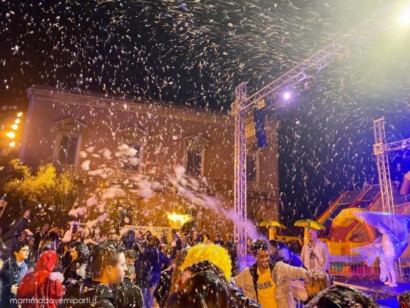 Carnevale Giuliese lancio della schiuma dal palco
