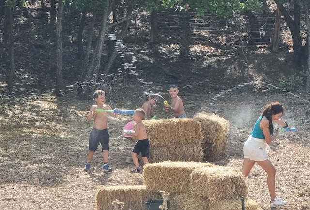 Giochi d'acqua in Ferragosto in Fattoria Valle Magica a Carapelle Calvisio