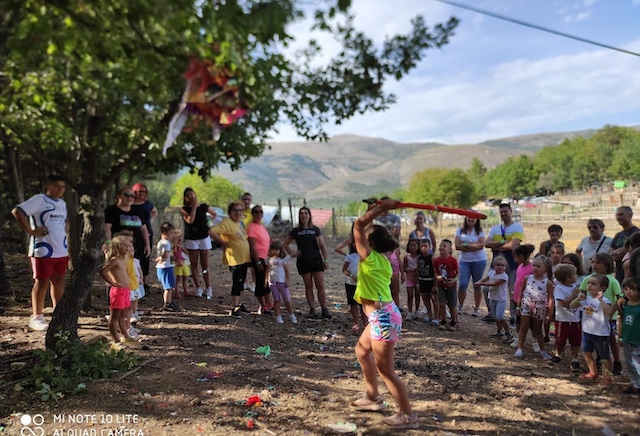 Giochi di gruppo durante il Ferragosto in Fattoria Valle Magica a Carapelle Calvisio