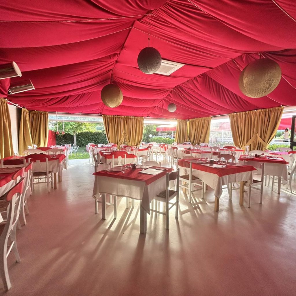 Ampio salone di Pizzeria Circus