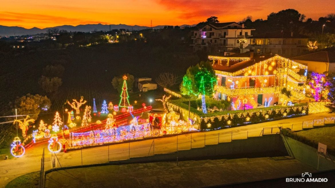 Accensione de La Casa illuminata a Roseto degli Abruzzi con gli Elfi e tante sorprese